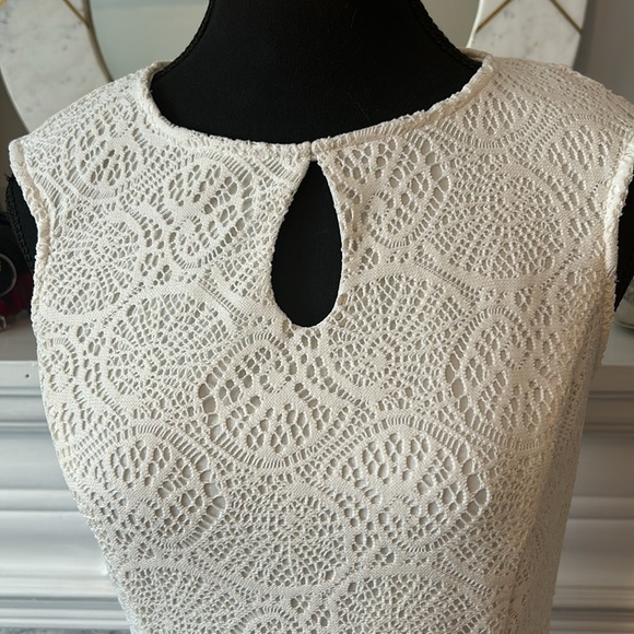 Lori M White lace like Aline dress size small stretch material lined - Picture 2 of 6